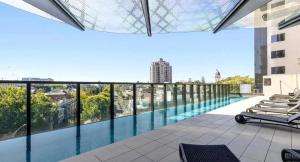 Stunning Melb Oasis - Pool, Gym & Cityscape Views