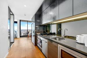 Modern Melbourne 52nd Floor CBD Stay on Rose Ln