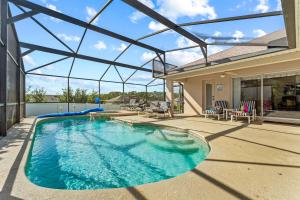 EXQUISITE VILLA - 2 Master Suites, Pool South and Spa, Gas BBQ, Game Room, WIFI