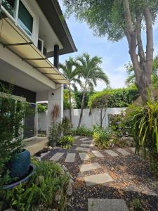 Cozy Serene Home Quiet Garden for a Peaceful Stay