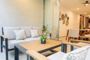 Apt wPadel Cowork Kidsclub 3 pools and more