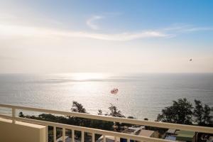 Waterfront 16D seaview 2 BR apartment - 5 min walk to Karon beach