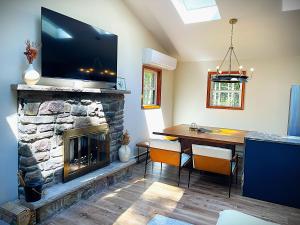 Romantic Mountainside Cozy Cabin Poconos