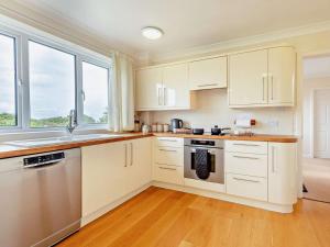 4 Bed in Studland 75639
