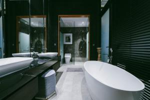 Moonstone - Luxury 5BR Villa Near Batu Belig Beach