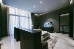 Moonstone - Modern 3BR Villa Near Batu Belig Beach