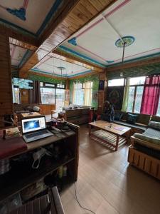 Maya shiv shakti cafe tosh