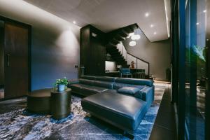 Moonstone - Modern 3BR Villa Near Batu Belig Beach