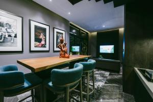 Moonstone - Modern 3BR Villa Near Batu Belig Beach