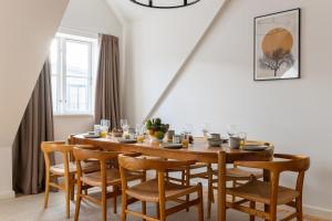 Light-Filled 5BR Home Near Tivoli & Strøget for 12