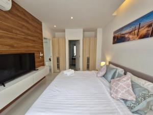 The Lago Naiharn by Sala Estate