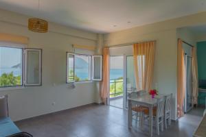 Apartment with Partial Sea View - 1st floor room in Thesmos Village