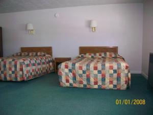 Double Room with Two Beds room in Clayton Motel