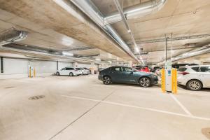 Stylish 2BR with Balcony, Free Parking, 24h Shop