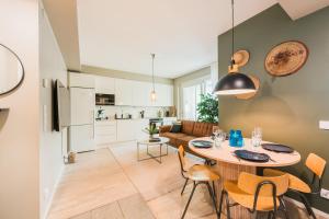 Stylish 2BR with Balcony, Free Parking, 24h Shop