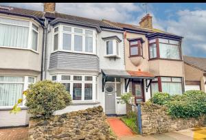 Welcome to Northview House Stylish 4 Bedroom Home in Southend by Jesswood Properties Contractors Corporates Relocation Stays Long Stays Welcome