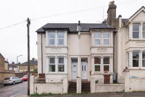 Specious 3 Bedroom House with Parking and Fast Wifi