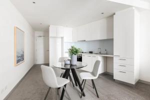 Bright 2BR Retreat With Parking Pool Gym Sauna Jacuzzi