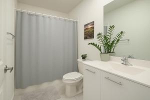 NEW House, Near Beaches, and MIA, Sleeps 8!