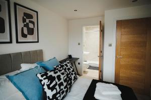 2 bed Leeds Centre - Free Parking, Private Terrace & Darts