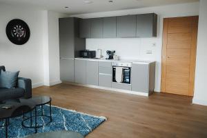 2 bed Leeds Centre - Free Parking, Private Terrace & Darts