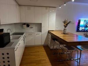 Stylish, Bright and Quiet, City Center Apartment
