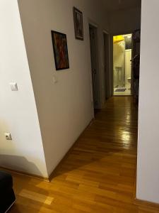 Stylish, Bright and Quiet, City Center Apartment