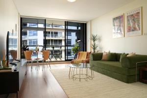 Modern Barangaroo Apartment with Waterfront Balcony Views