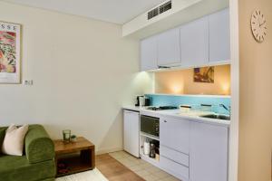 Modern Barangaroo Apartment with Waterfront Balcony Views