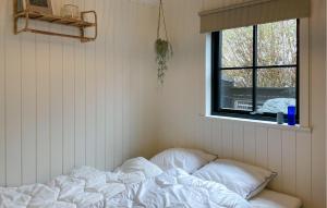 Amazing Home In Mesinge With Wifi