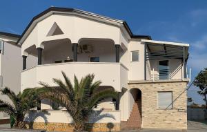 1 Bedroom Lovely Apartment In Vir