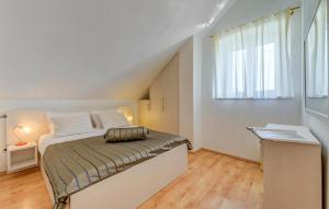 Nice Apartment In Bol With Wifi