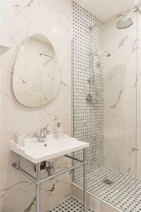 Large Flat Louvre Pont Neuf 48 M2