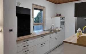 3 Bedroom Cozy Apartment In Barban