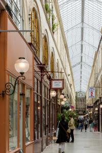 Veeve - Footsteps from the Tuileries