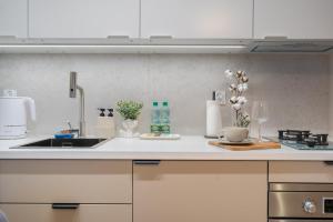 Korfantego 18th Floor Skyline City View by BookingHost