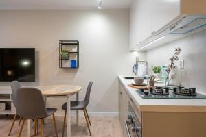 Korfantego 18th Floor Skyline City View by BookingHost