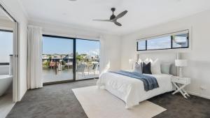 Waterfront Oasis Retreat in Hope Island