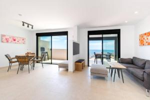 House with Jacuzzi and Amazing Sea Views, sauna and gym