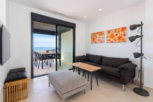 House with Jacuzzi and Amazing Sea Views, sauna and gym