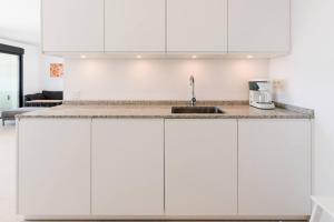 House with Jacuzzi and Amazing Sea Views, sauna and gym