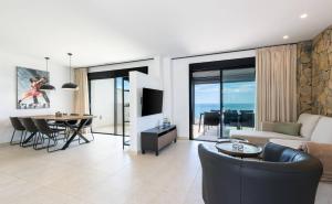 Luxury Villa with Private Pool and Hot Tub - access to gym, sauna & wellness centre