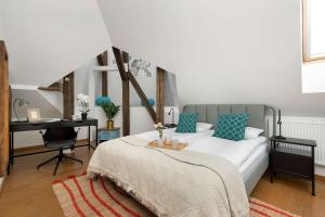 Modern Apartment with Air Conditioning and Terrace near Old Town in Cracow by Noclegi Renters