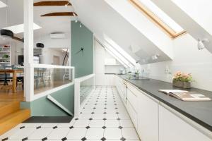 Modern Apartment with Air Conditioning and Terrace near Old Town in Cracow by Noclegi Renters