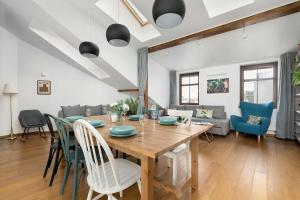 Modern Apartment with Air Conditioning and Terrace near Old Town in Cracow by Noclegi Renters