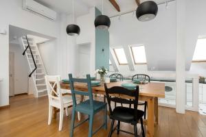 Modern Apartment with Air Conditioning and Terrace near Old Town in Cracow by Noclegi Renters