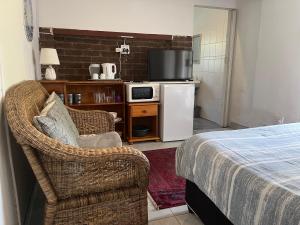 Welcoming One Bedroom Flatlet with Pool