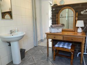 Welcoming One Bedroom Flatlet with Pool