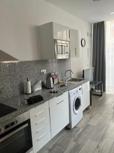 Estudio junto a estacion de bus y tren