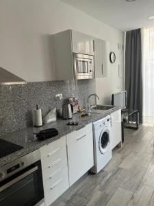 Estudio junto a estacion de bus y tren